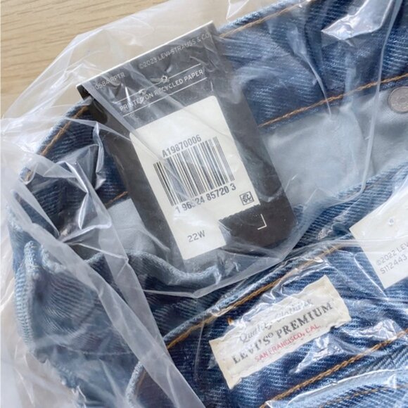 Urban Outfitters x Levi’s | 501 90s Vintage Denim Light Jean Shorts New Plus 22W - Picture 9 of 10